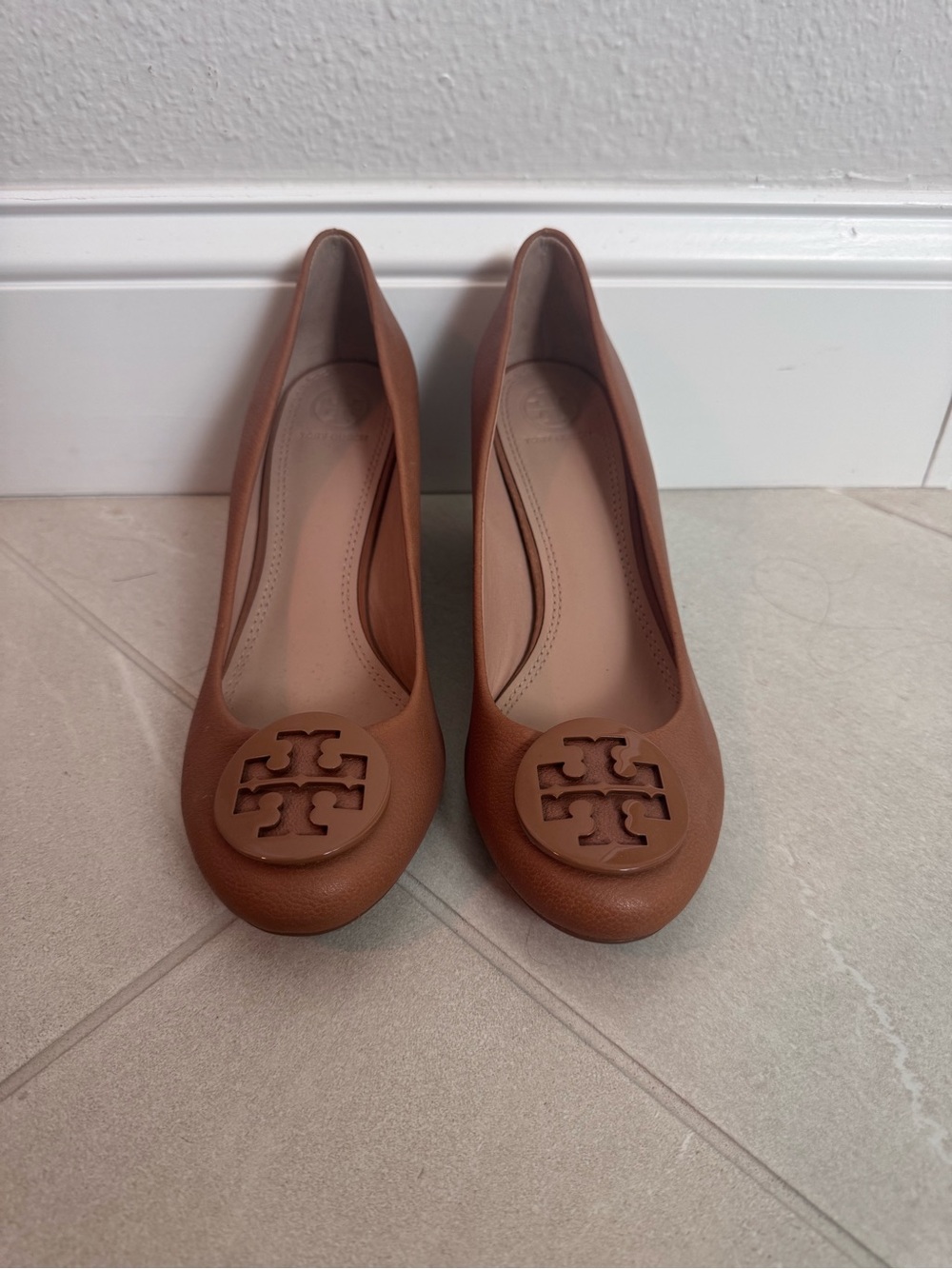 Tory Burch Sally Wedge Pumps in Cognac